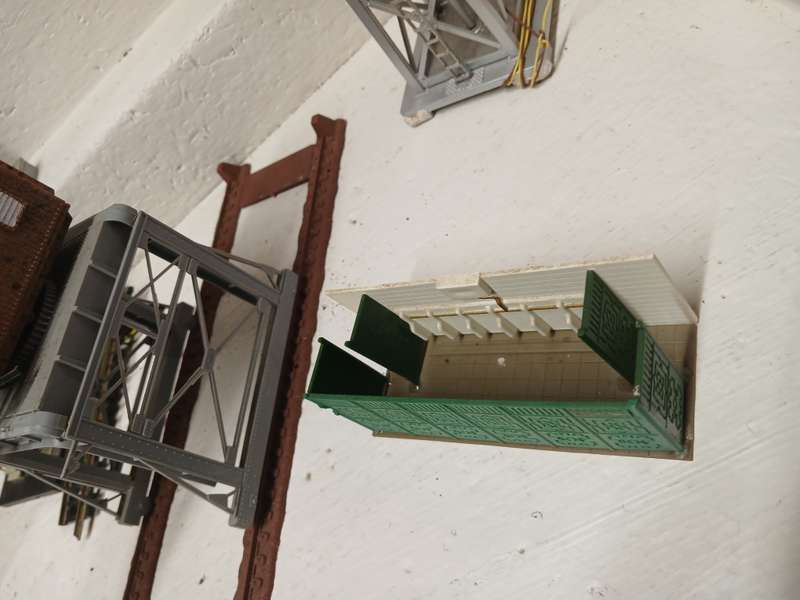 HO / OO SCALE - VARIOUS BUILDINGS & EQUIPMENT
