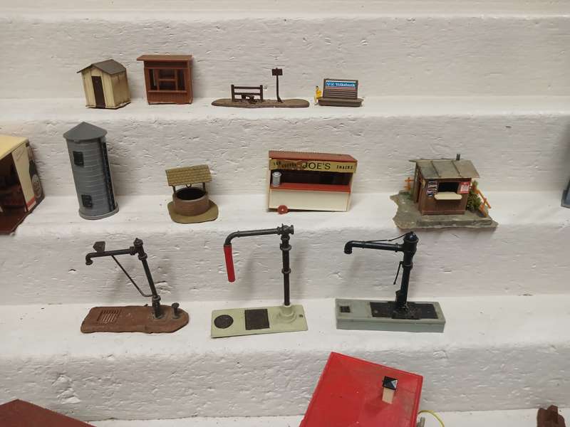 HO / OO SCALE - VARIOUS BUILDINGS & EQUIPMENT