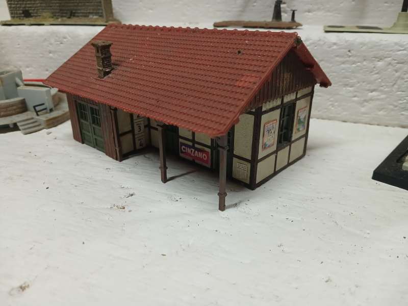 HO / OO SCALE - VARIOUS BUILDINGS & EQUIPMENT