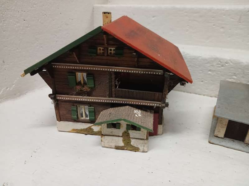 HO / OO SCALE - VARIOUS BUILDINGS - X4