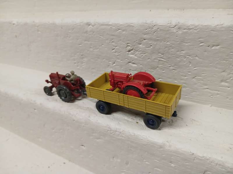 HO SCALE - WIKING - TRACTOR AND TRAILER - + SPARE TRACTOR ON TRAILER