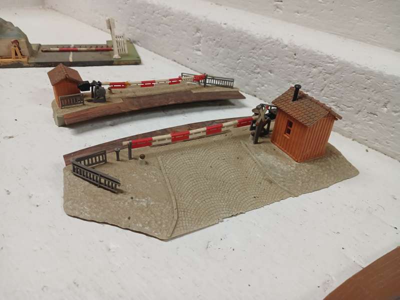 HO SCALE - VARIOUS RAILL CROSSINGS - FOR SPARES