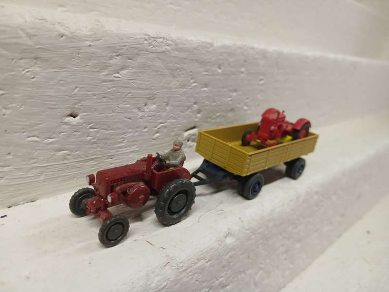 HO SCALE - WIKING - FARM TRACTORS X2 + X1 TRAILER