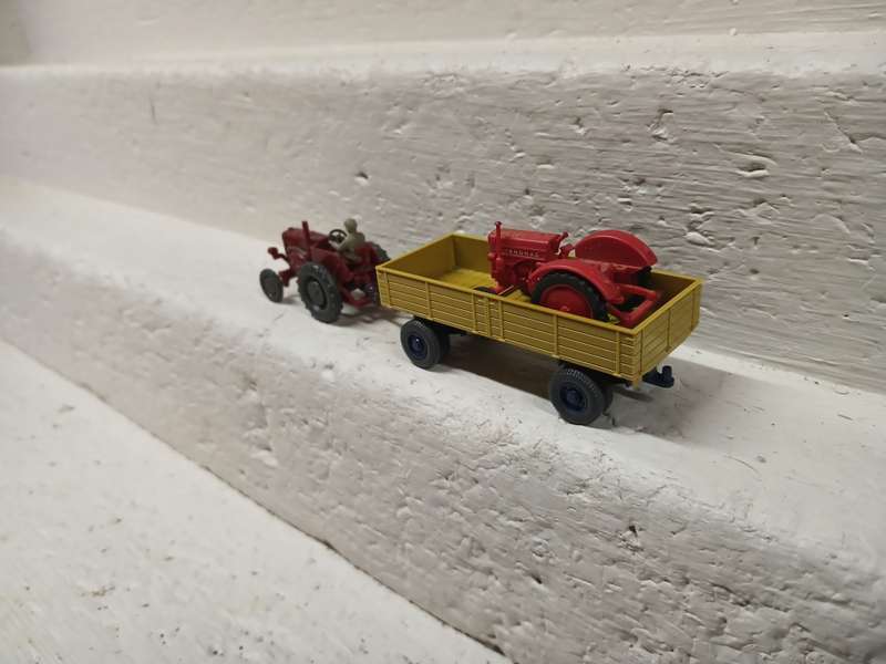 HO SCALE - WIKING - FARM TRACTORS X2 + X1 TRAILER