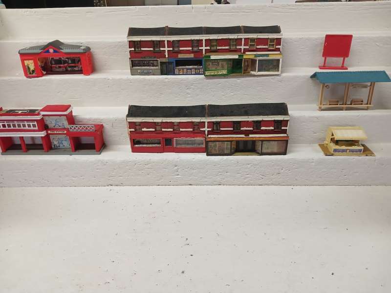 HO / OO SCALE - BACKDROP BUILDINGS ETC