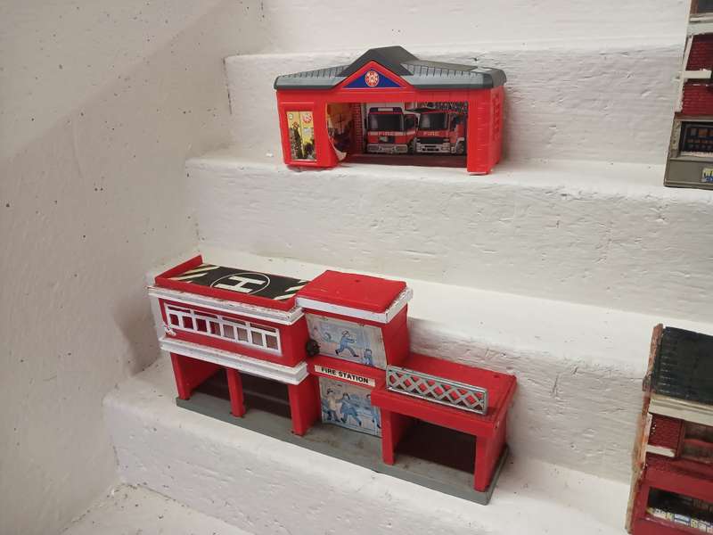 HO / OO SCALE - BACKDROP BUILDINGS ETC