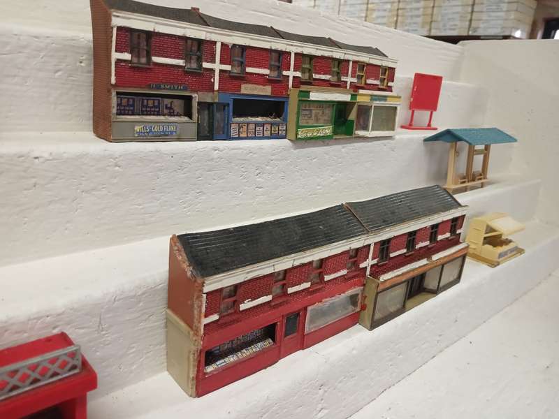 HO / OO SCALE - BACKDROP BUILDINGS ETC