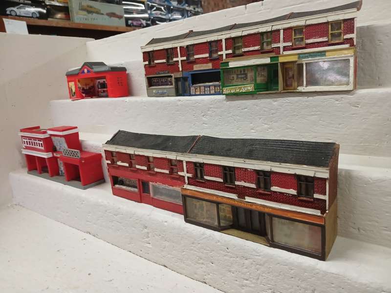 HO / OO SCALE - BACKDROP BUILDINGS ETC