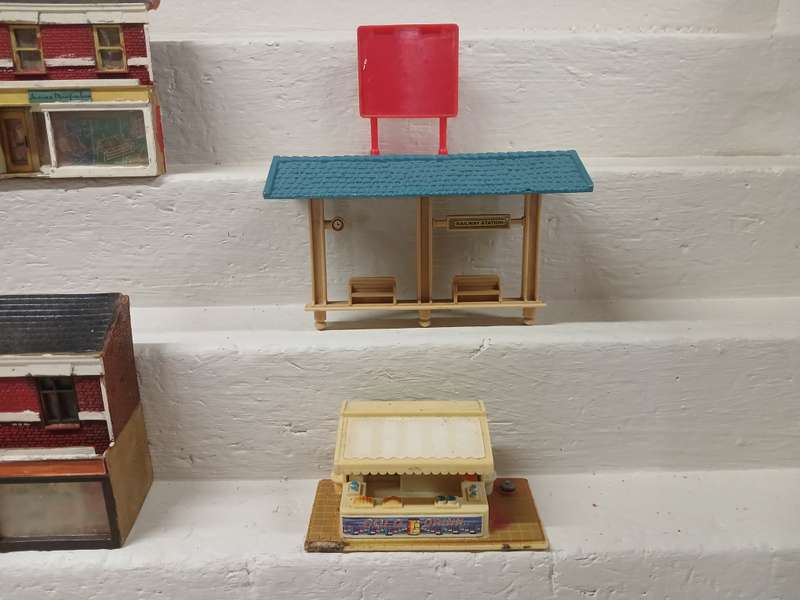 HO / OO SCALE - BACKDROP BUILDINGS ETC