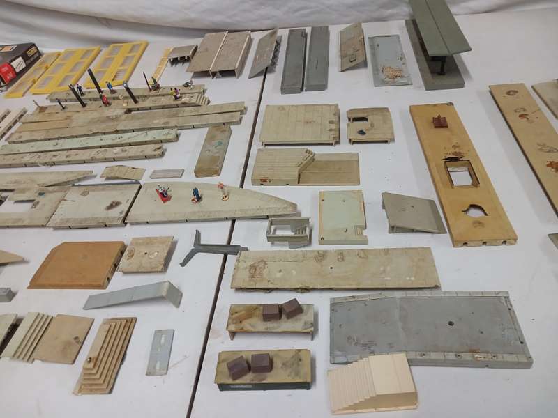 HO / OO SCALE - STATION PLATFORMS WITH SOME EXTRA BITS AND PIECES