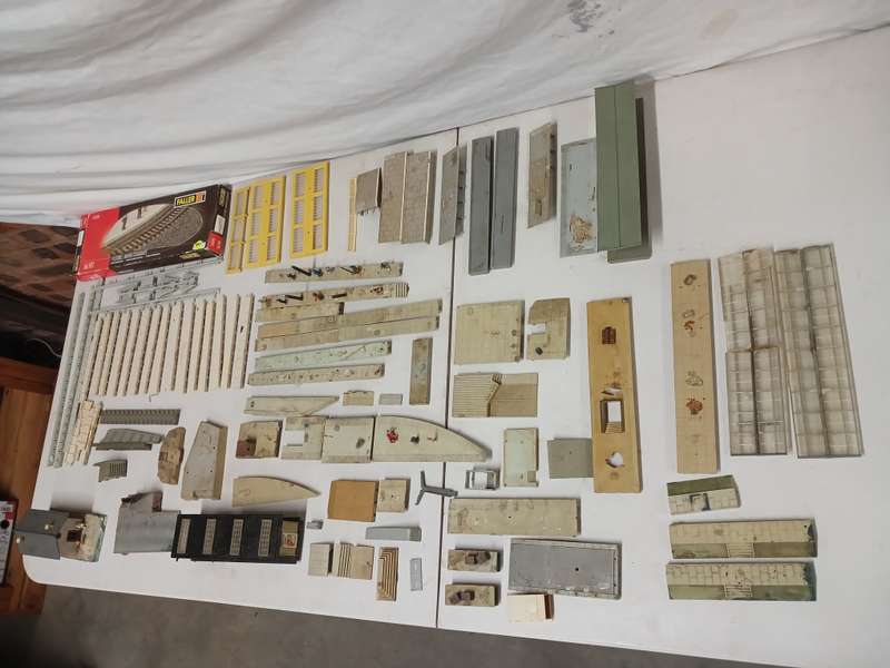 HO / OO SCALE - STATION PLATFORMS WITH SOME EXTRA BITS AND PIECES