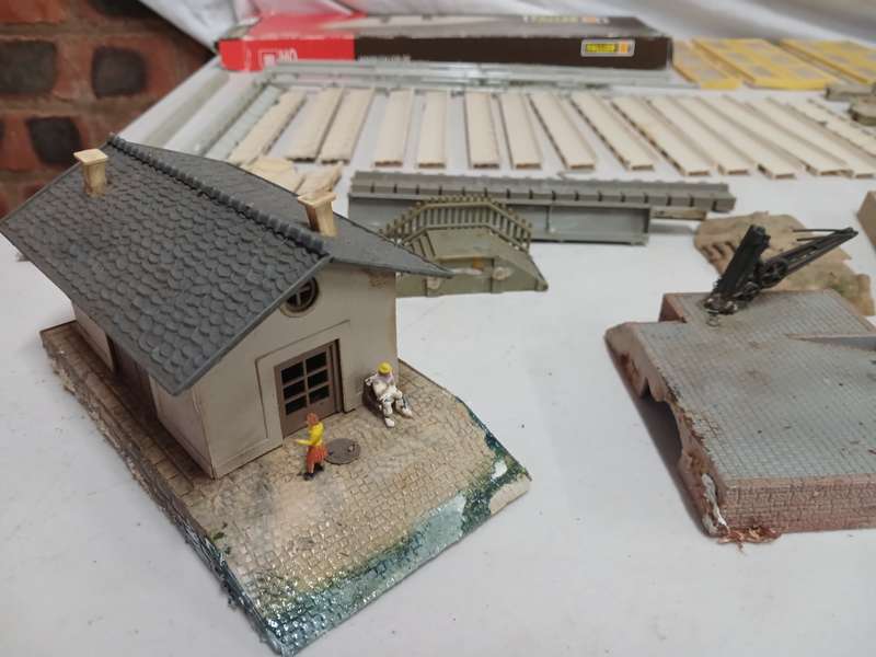 HO / OO SCALE - STATION PLATFORMS WITH SOME EXTRA BITS AND PIECES