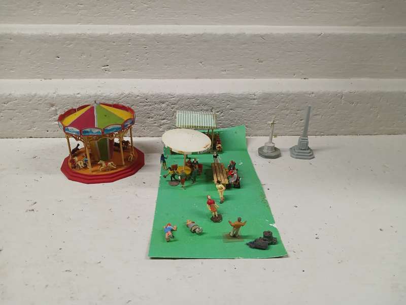 HO SCALE - MERRI-GO-ROUND + PICNIC AREA + BITS & PIECES