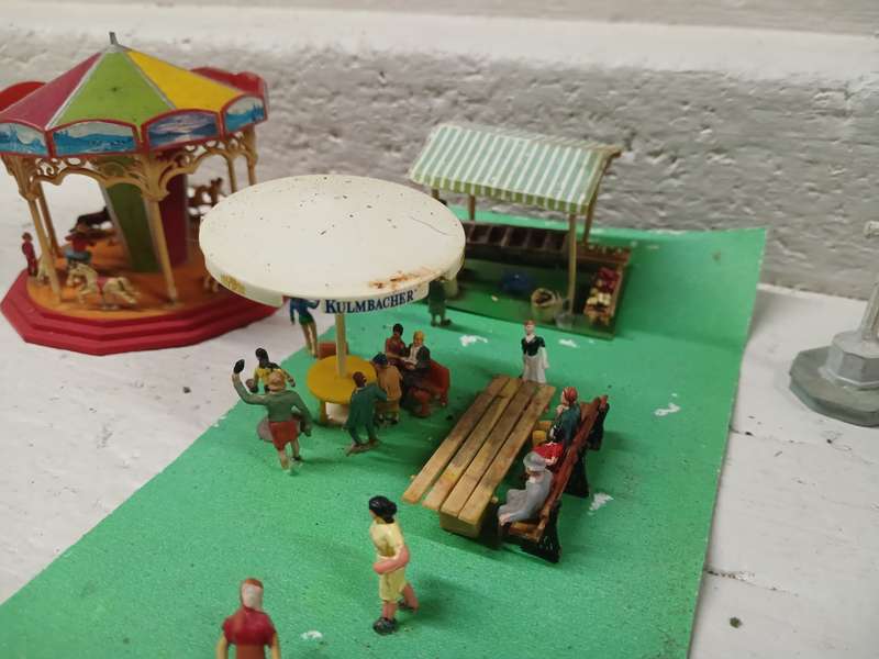 HO SCALE - MERRI-GO-ROUND + PICNIC AREA + BITS & PIECES