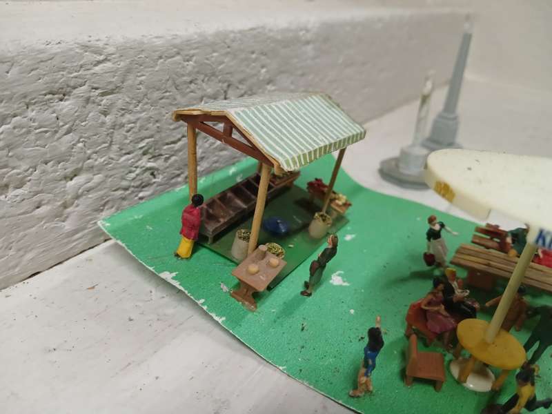 HO SCALE - MERRI-GO-ROUND + PICNIC AREA + BITS & PIECES
