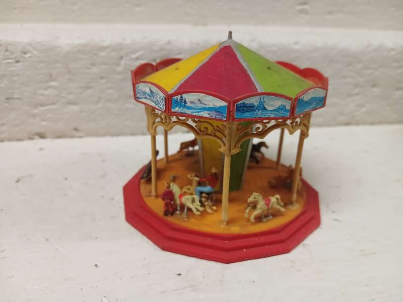 HO SCALE - MERRI-GO-ROUND + PICNIC AREA + BITS & PIECES