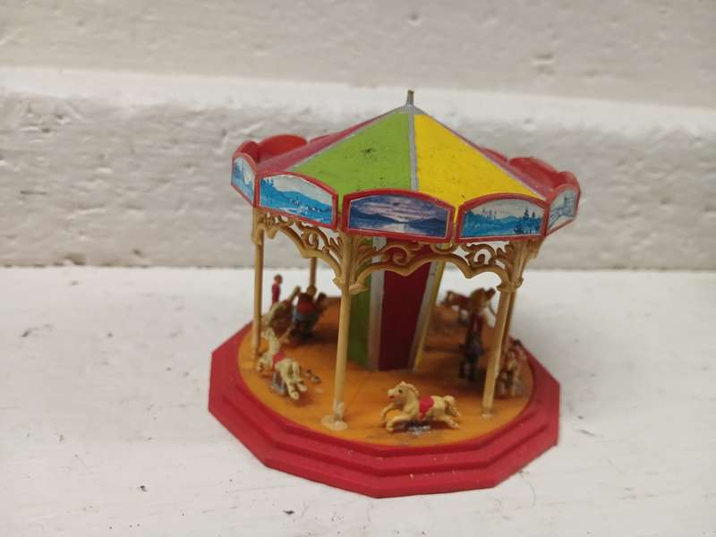 HO SCALE - MERRI-GO-ROUND + PICNIC AREA + BITS & PIECES