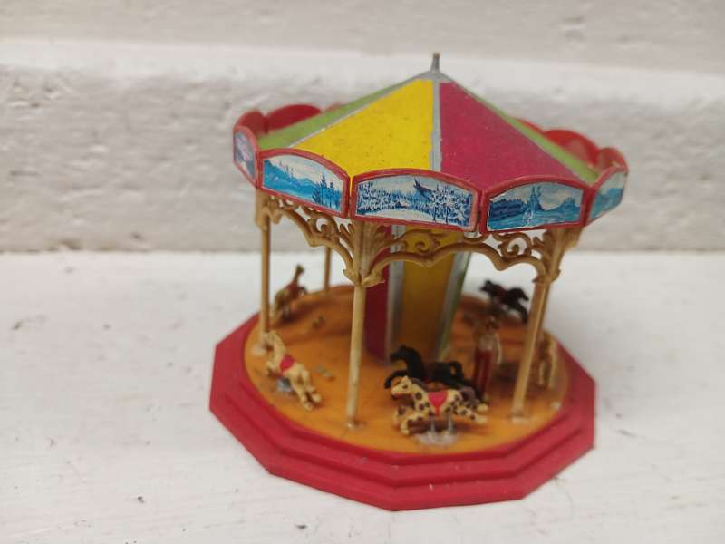 HO SCALE - MERRI-GO-ROUND + PICNIC AREA + BITS & PIECES