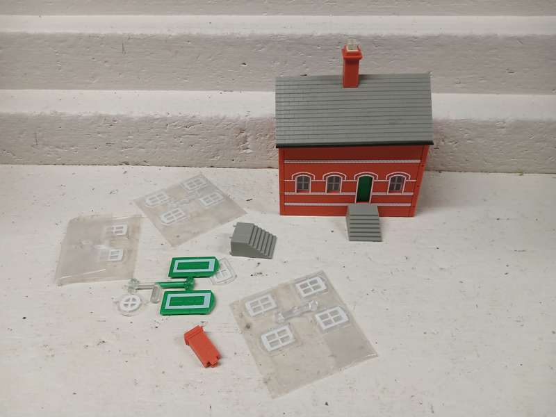 OO SCALE - STATION BUILDING + SPARE WINDOWS ETC