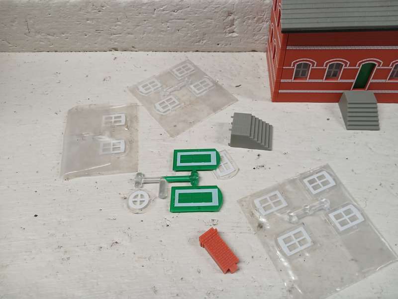 OO SCALE - STATION BUILDING + SPARE WINDOWS ETC