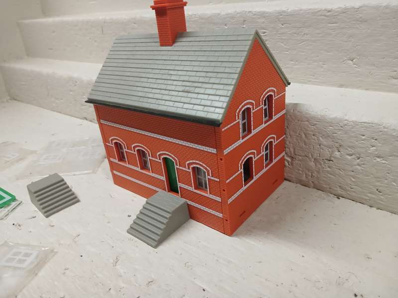 OO SCALE - STATION BUILDING + SPARE WINDOWS ETC