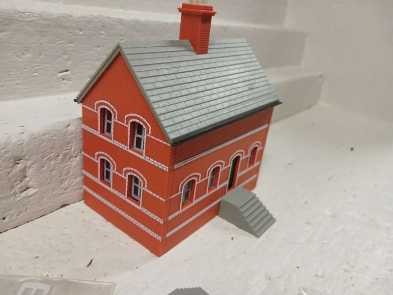 OO SCALE - STATION BUILDING + SPARE WINDOWS ETC