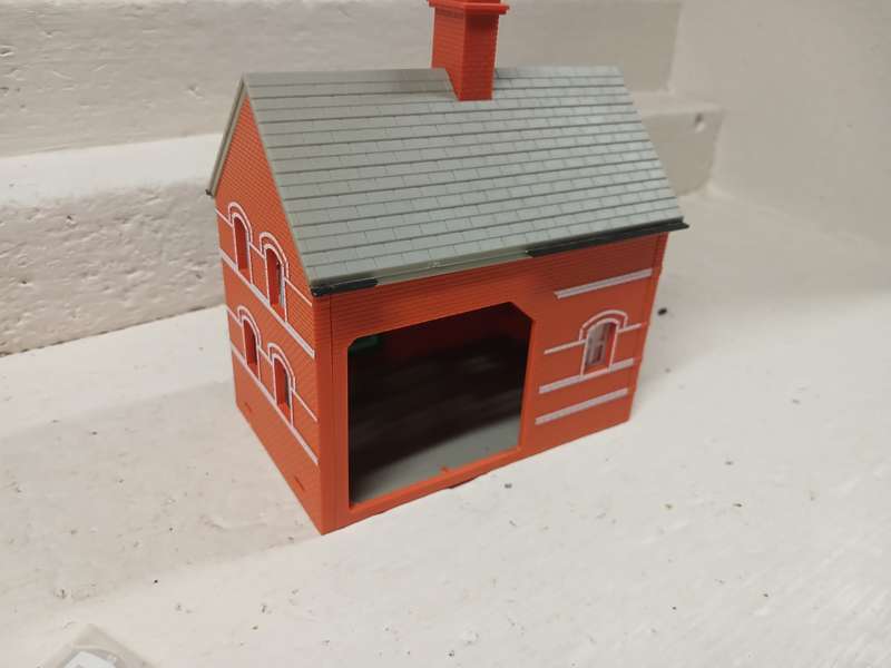 OO SCALE - STATION BUILDING + SPARE WINDOWS ETC