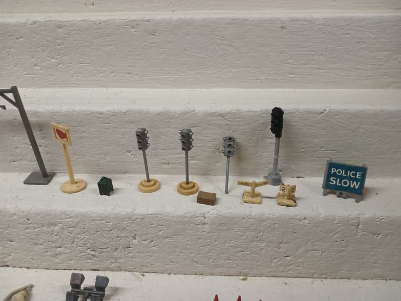 HO / OO SCALE - MODEL RAILWAY ACCESSORIES