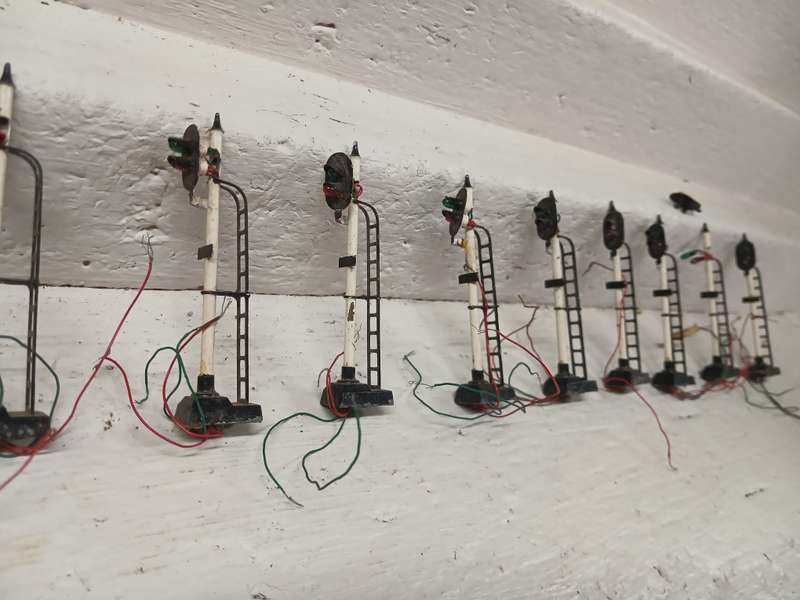 HO / OO SCALE - RAIL SIGNALS - X13
