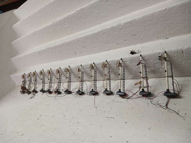 HO / OO SCALE - RAIL SIGNALS - X13