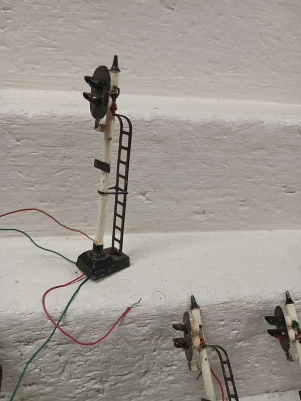 HO / OO SCALE - RAIL SIGNALS - X13