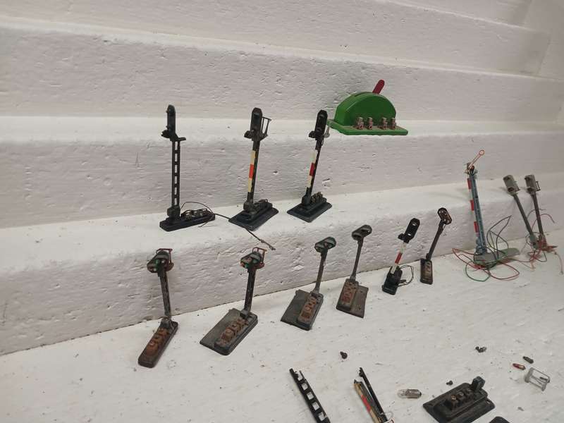 HO SCALE - FLEISCHMANN RAIL SIGNALS AND SOME BITS AND PIECES