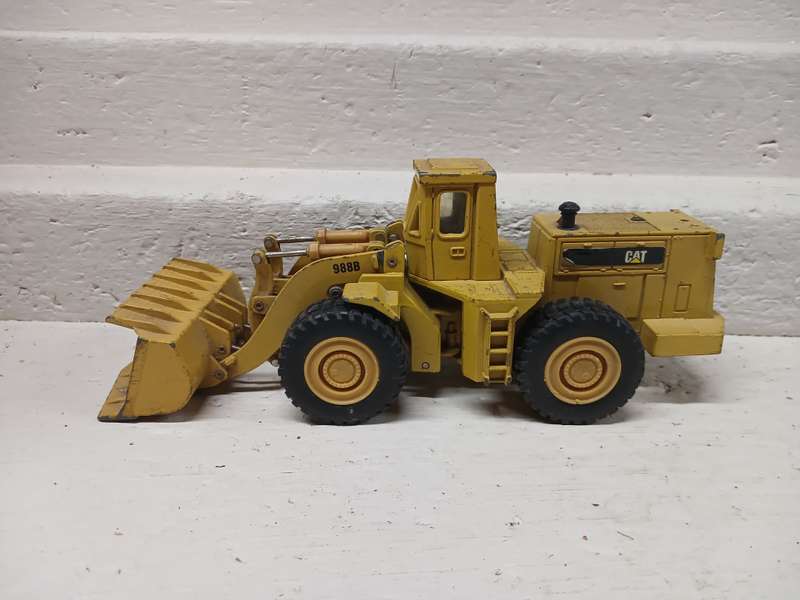 DIE CAST :1:50 SCALE - ERTL - CAT 988B WHEEL LOADER