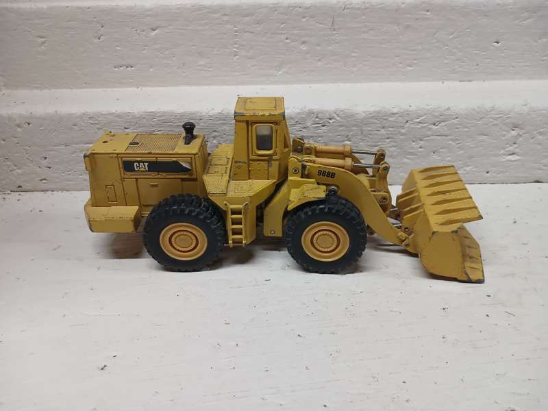 DIE CAST :1:50 SCALE - ERTL - CAT 988B WHEEL LOADER