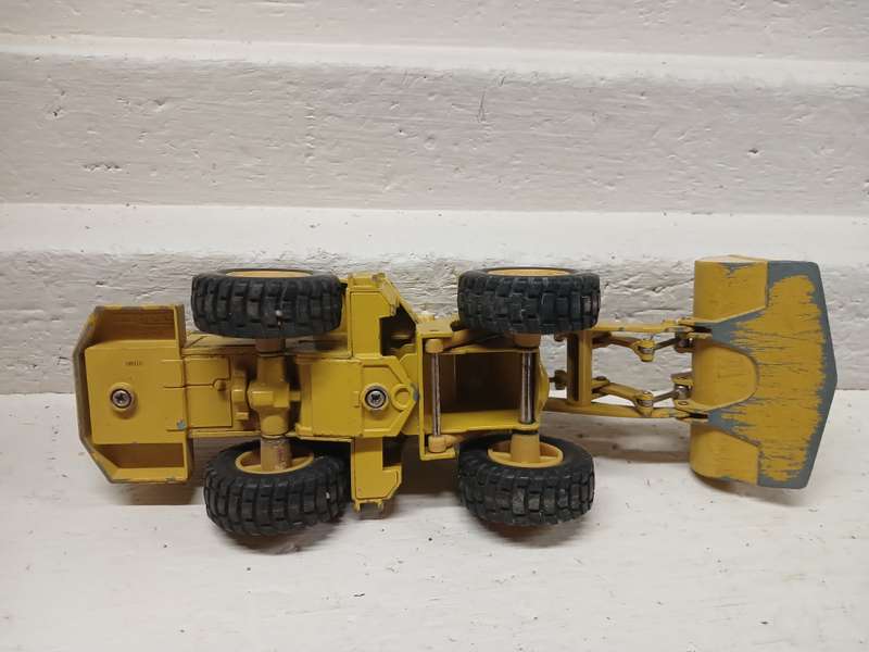 DIE CAST :1:50 SCALE - ERTL - CAT 988B WHEEL LOADER