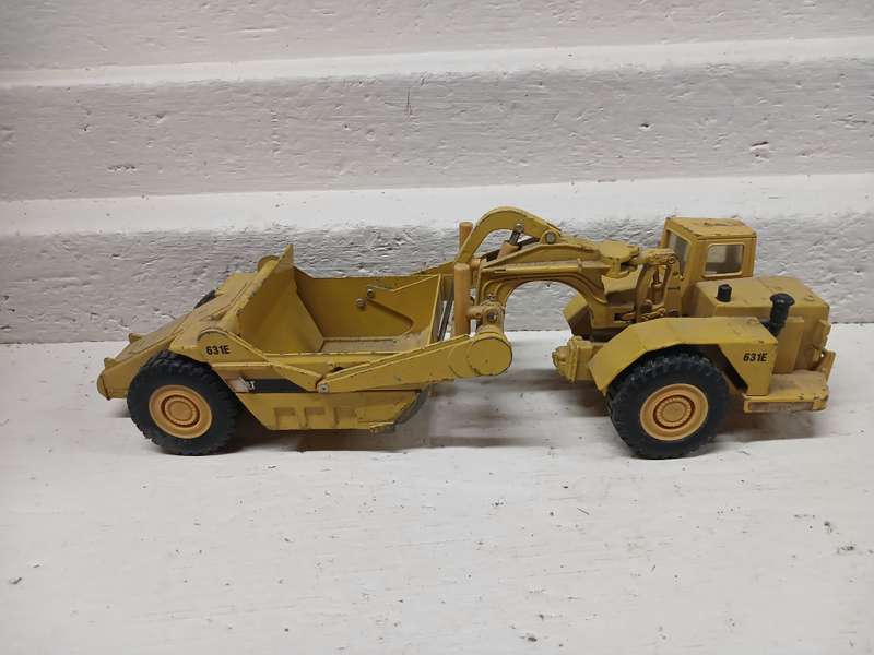 DIE CAST : 1:50 SCALE - ERTL - CAT 631E WHEELED TRACTOR SCRAPER