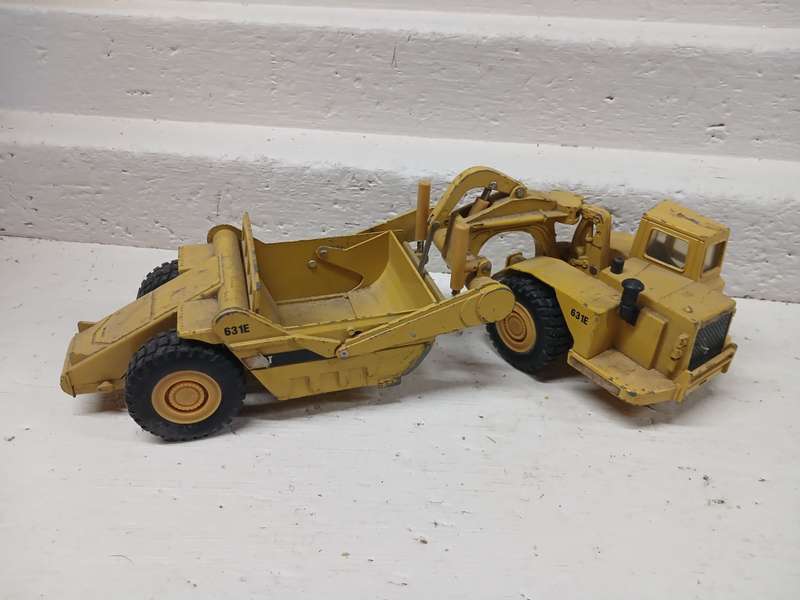 DIE CAST : 1:50 SCALE - ERTL - CAT 631E WHEELED TRACTOR SCRAPER