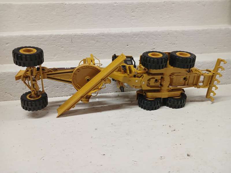 DIE CAST : NORSCOT - 1:50 SCALE - CAT 24H MOTOR GRADER - BOXED
