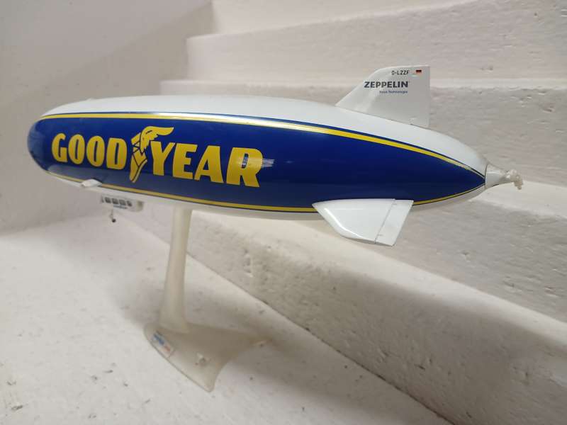 1:200 SCALE - HERPA - GOODYEAR - ZEPPELIN AIR SHIP - INCLUDING BOOK