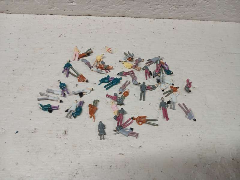 OO SCALE - VARIOUS FIGURINES - X50