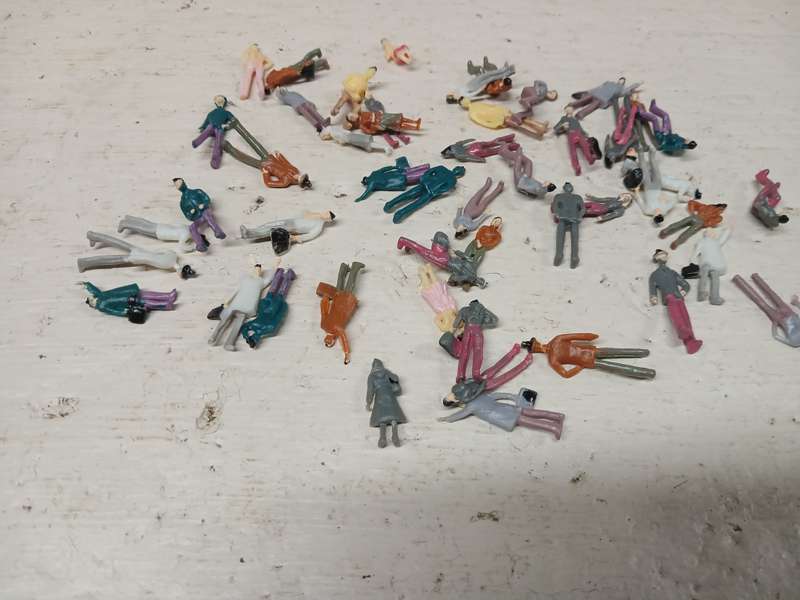 OO SCALE - VARIOUS FIGURINES - X50
