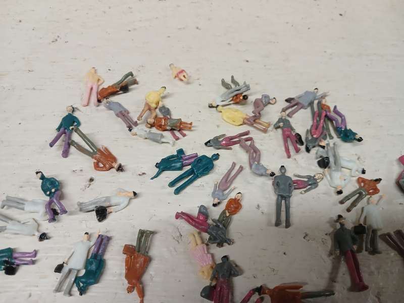 OO SCALE - VARIOUS FIGURINES - X50
