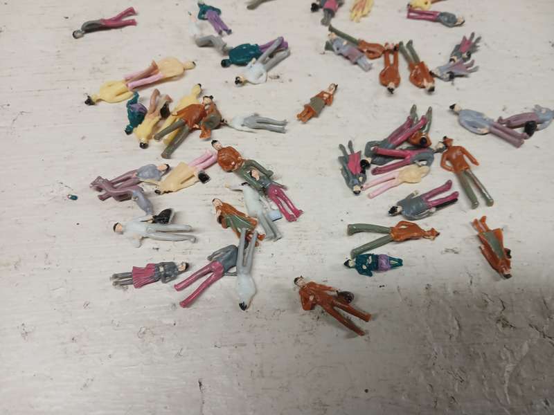 OO SCALE - VARIOUS FIGURINES - X50