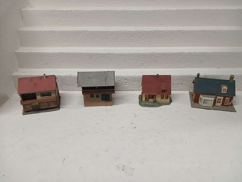 HO SCALE - VARIOUS HOUSES / BUILDINGS - X4