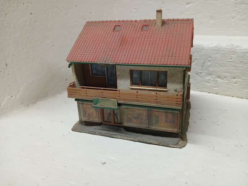 HO SCALE - VARIOUS HOUSES / BUILDINGS - X4