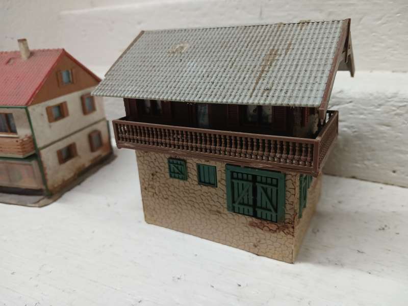 HO SCALE - VARIOUS HOUSES / BUILDINGS - X4