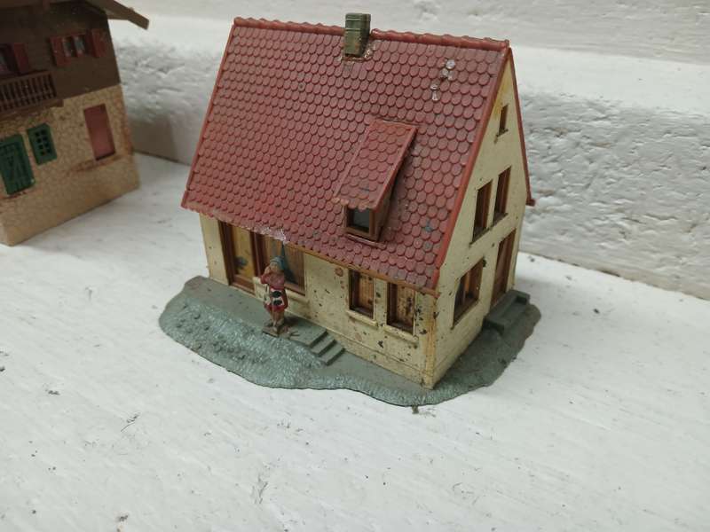 HO SCALE - VARIOUS HOUSES / BUILDINGS - X4