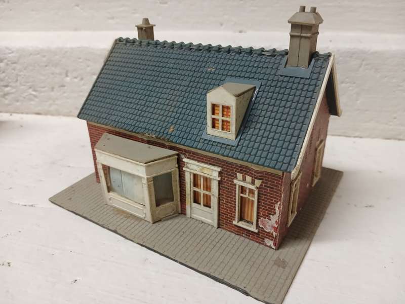 HO SCALE - VARIOUS HOUSES / BUILDINGS - X4