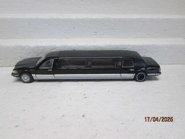 DIE CAST - 1:24 SCALE - FORD LINCOLN LIMOUSINE
