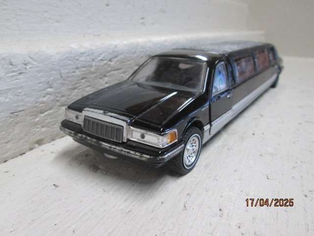 DIE CAST - 1:24 SCALE - FORD LINCOLN LIMOUSINE